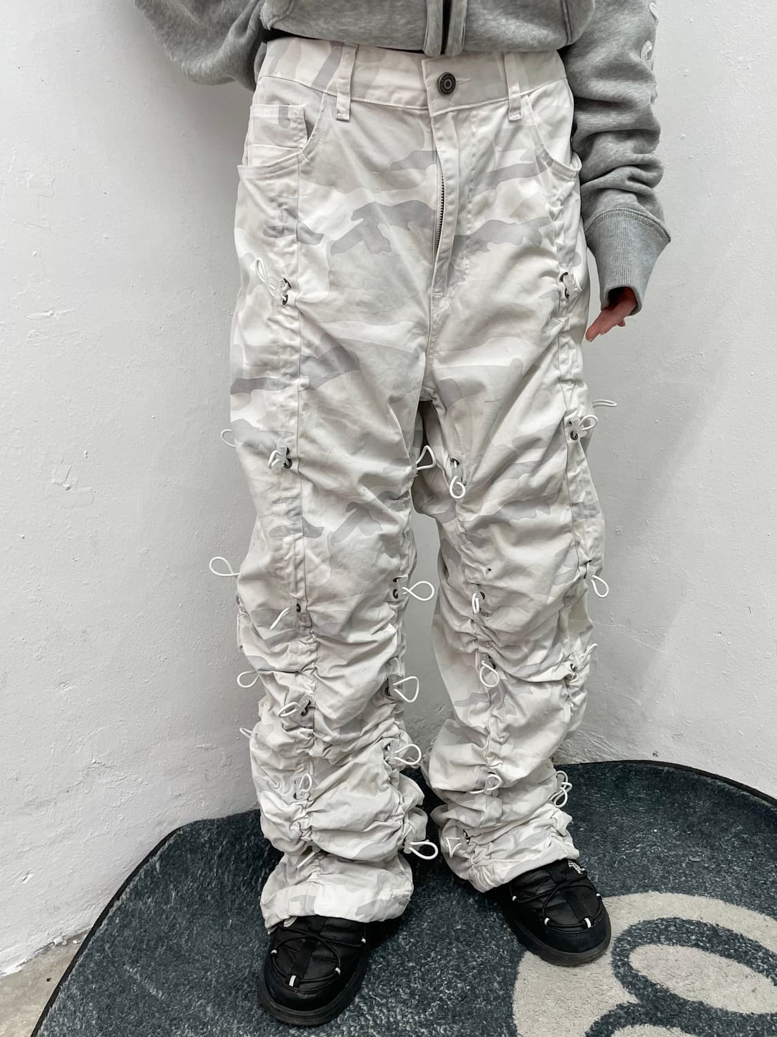 스모크라이즈 화이트 카모 스토퍼 디테일 팬츠 상품이미지2