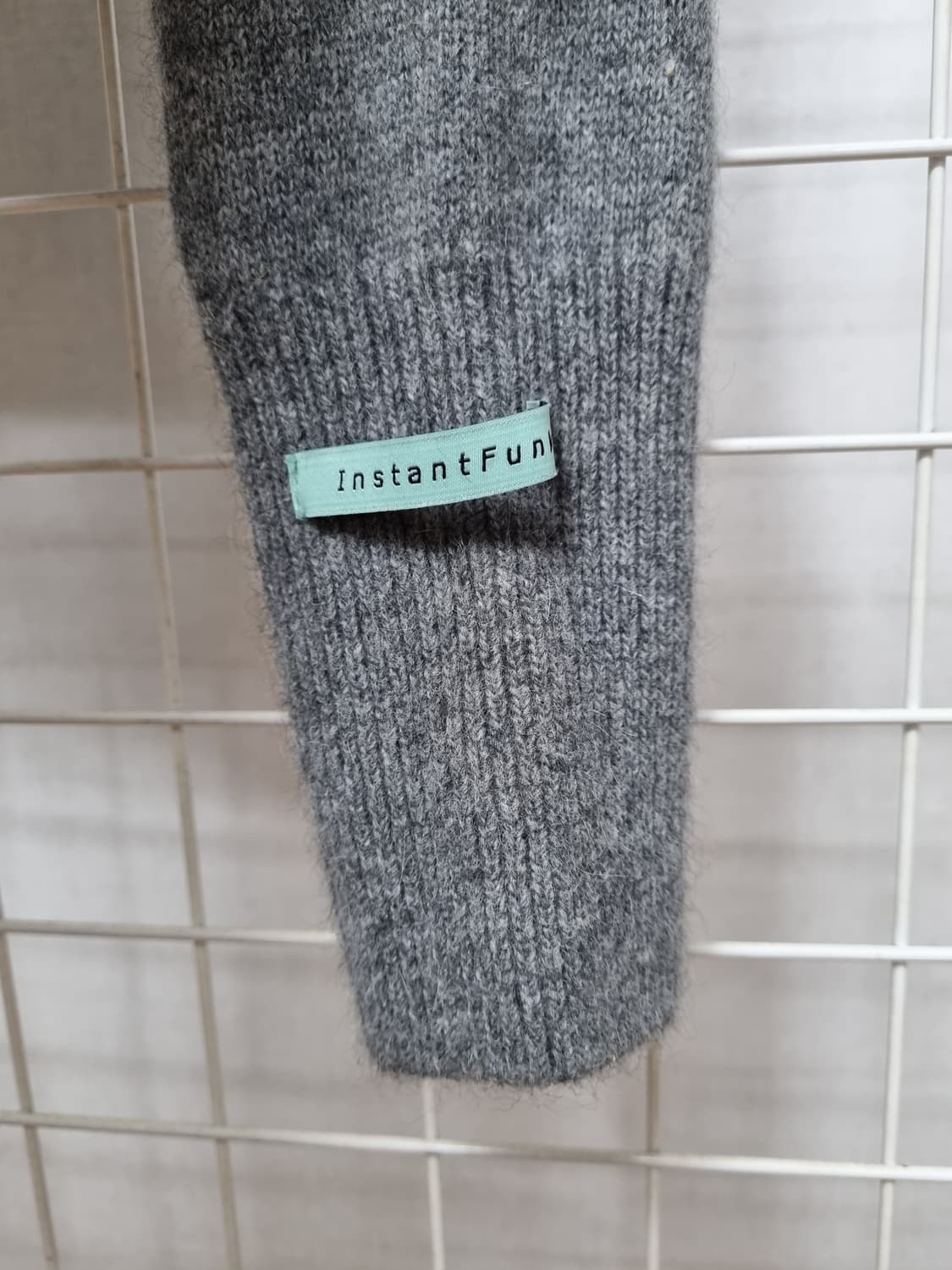 택포(새상품) 인스턴트펑크 원숄더 라쿤 니트 상품이미지3