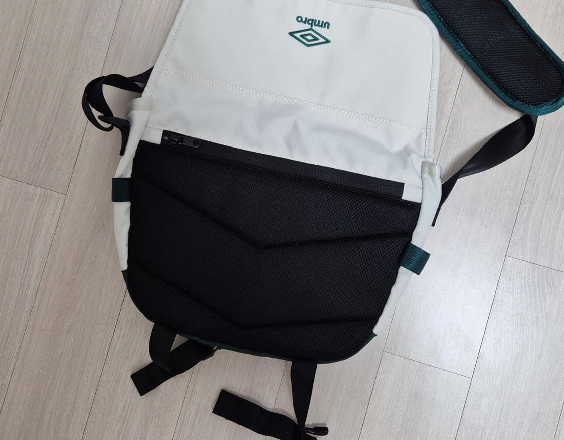 엄브로 코듀라 크로스백 상품이미지4