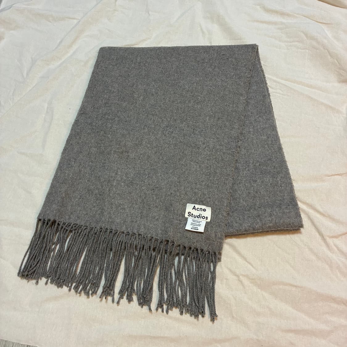 아크네 스튜디오 그레이 머플러 상품이미지2