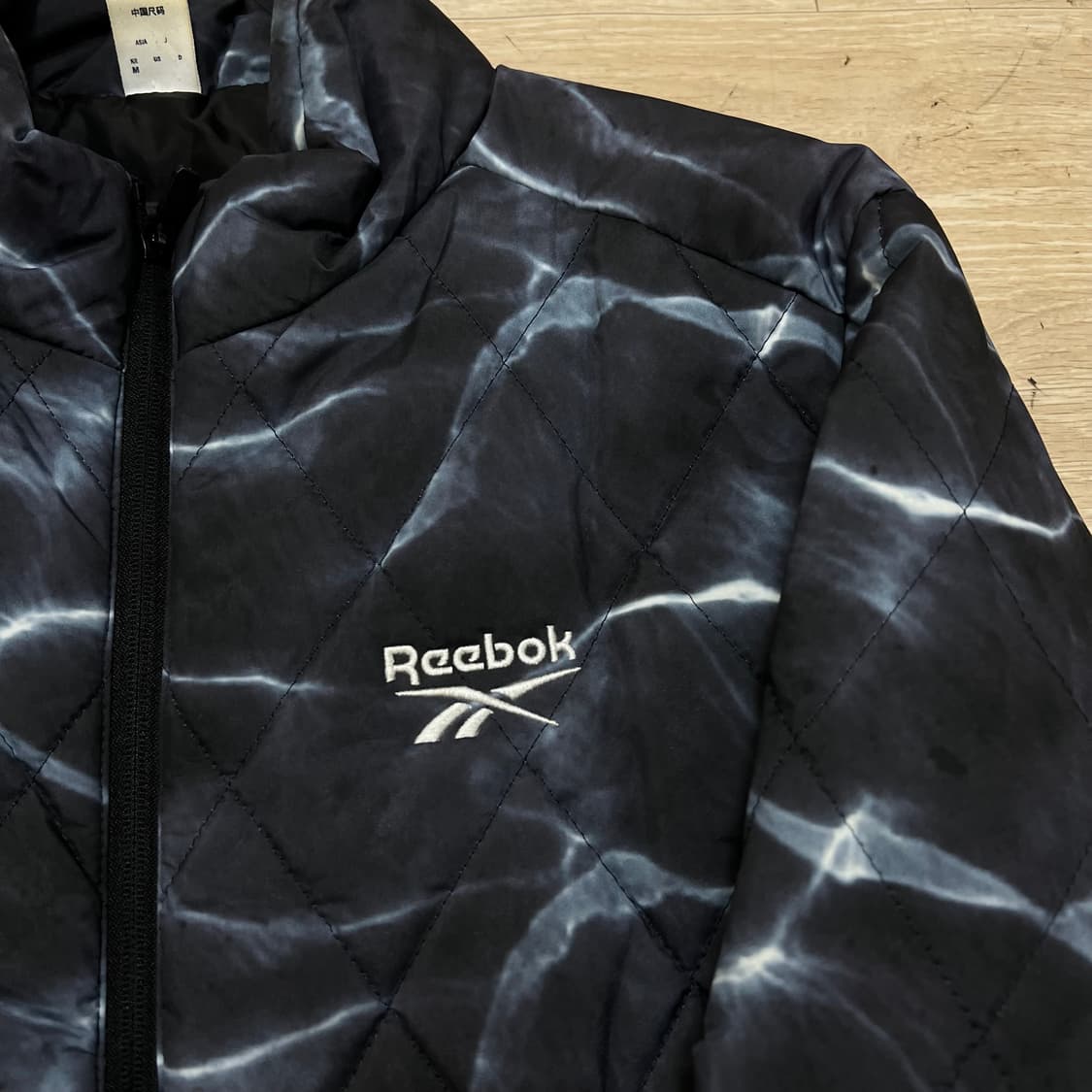 리복 그래픽 하이넥 경량패딩 퀼팅 점퍼 [블랙] M/95 상품이미지4