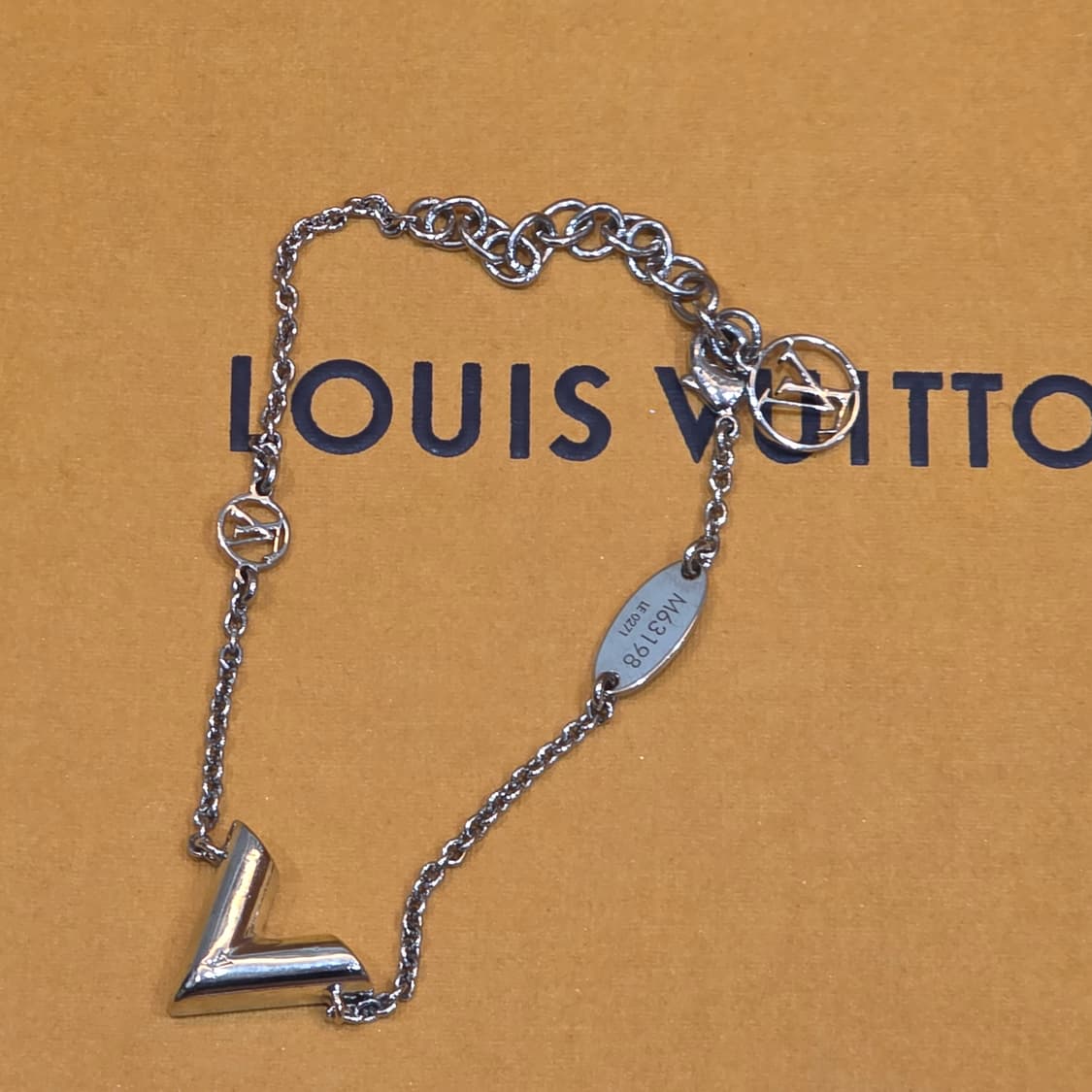루이비통 에센셜 v 은장 팔찌 상품이미지2