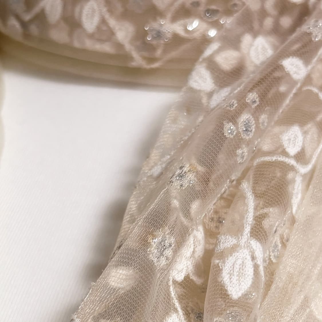 (이체시 에눌) 일본 화이트 페어리 글리터 포인트 시스루 디테일 머플러 상품이미지2