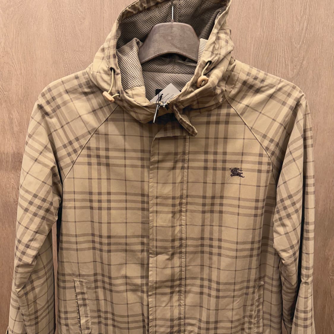 버버리 런던 하이넥 후드 라이트 점퍼 체크 패턴 메쉬 안감 디테일 베이지 상품이미지4