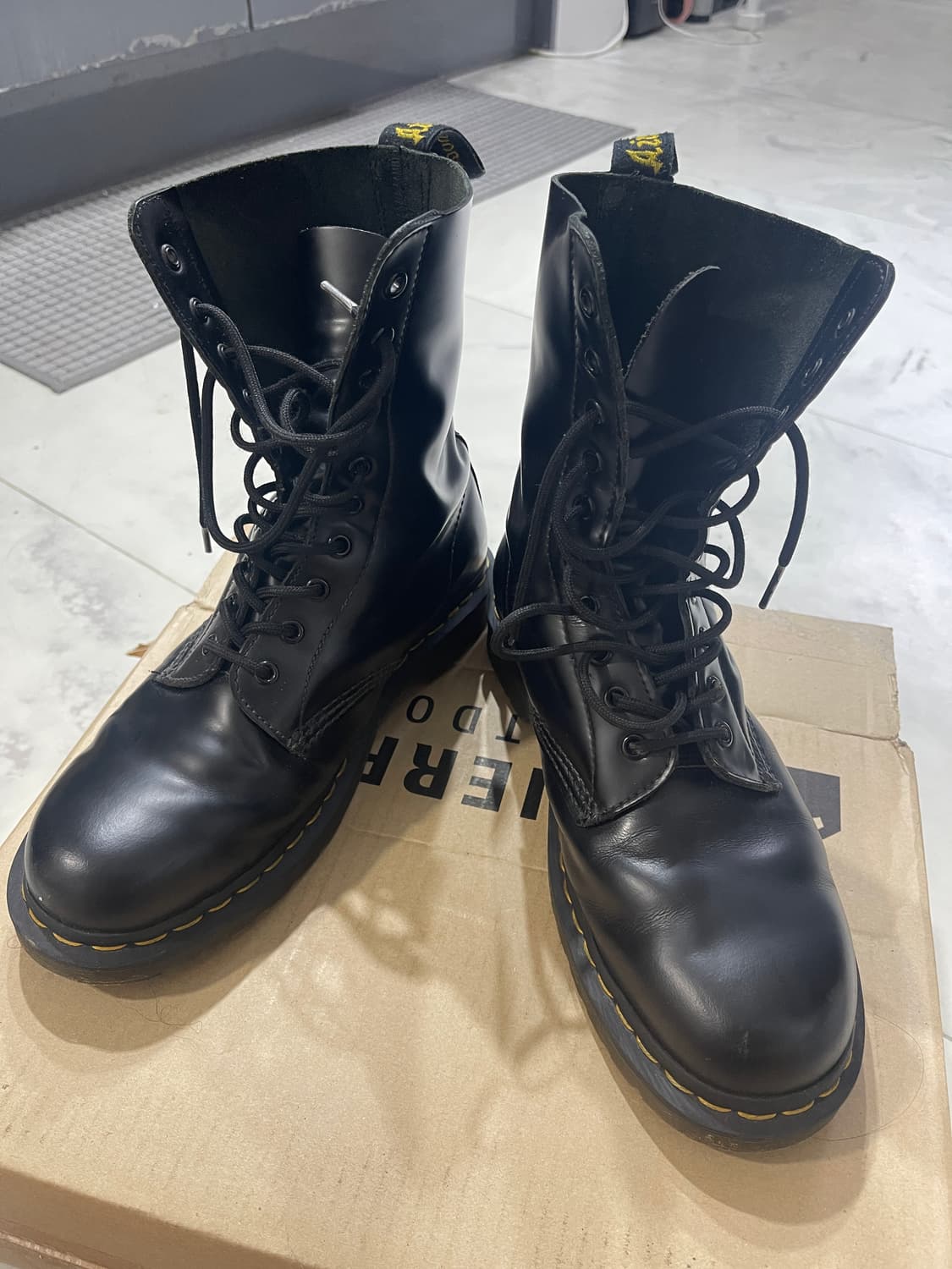 닥터마틴 10홀 워커 270 상품이미지2