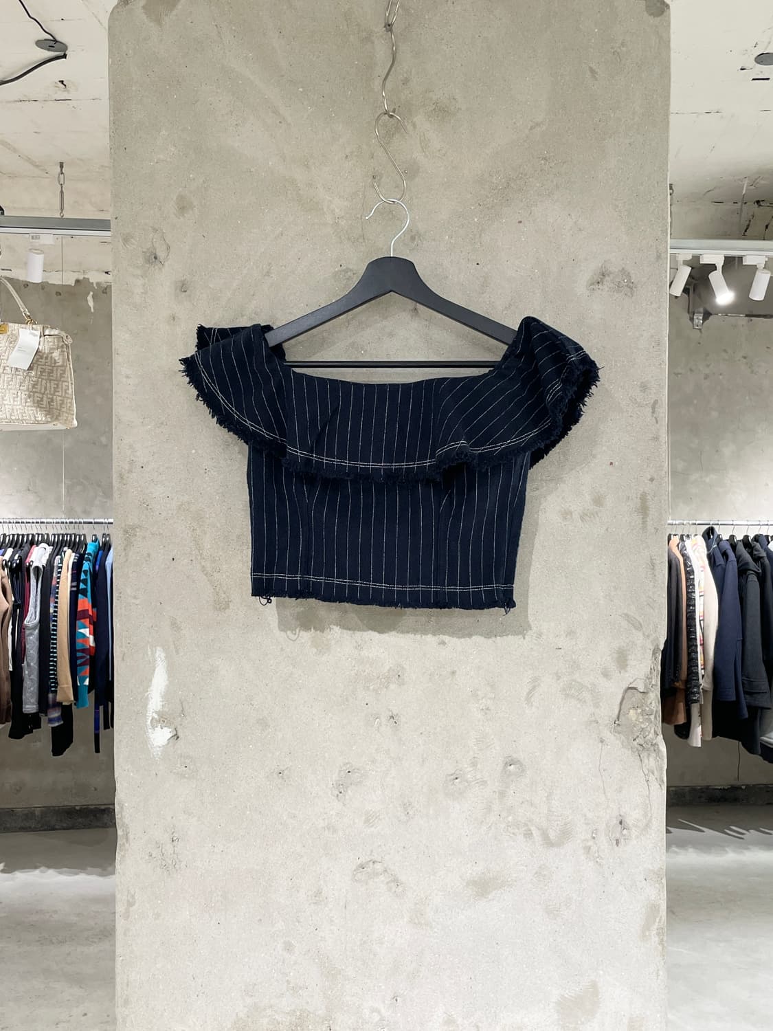 티 바이 알렉산더 왕 다크 네이비 스트라이프 오프 숄더 크롭 탑 상품이미지1