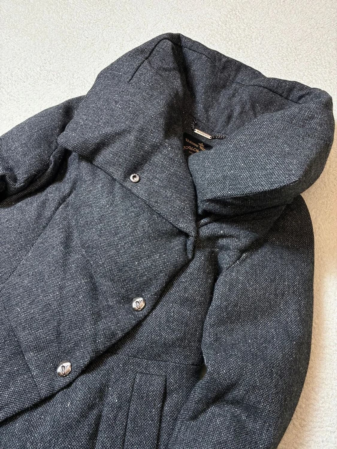 비비안웨스트우드 10's 앵글로매니아 사선 하이넥 패딩 PN7146 상품이미지4