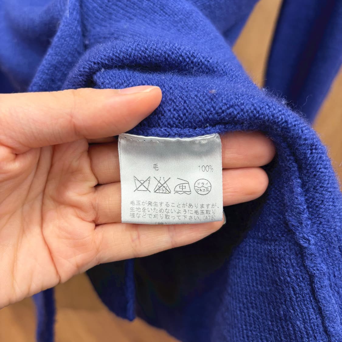 아쿠아스큐텀 카라넥 가디건 밑단 파임 투버튼 디테일 레귤러핏 블루 상품이미지7