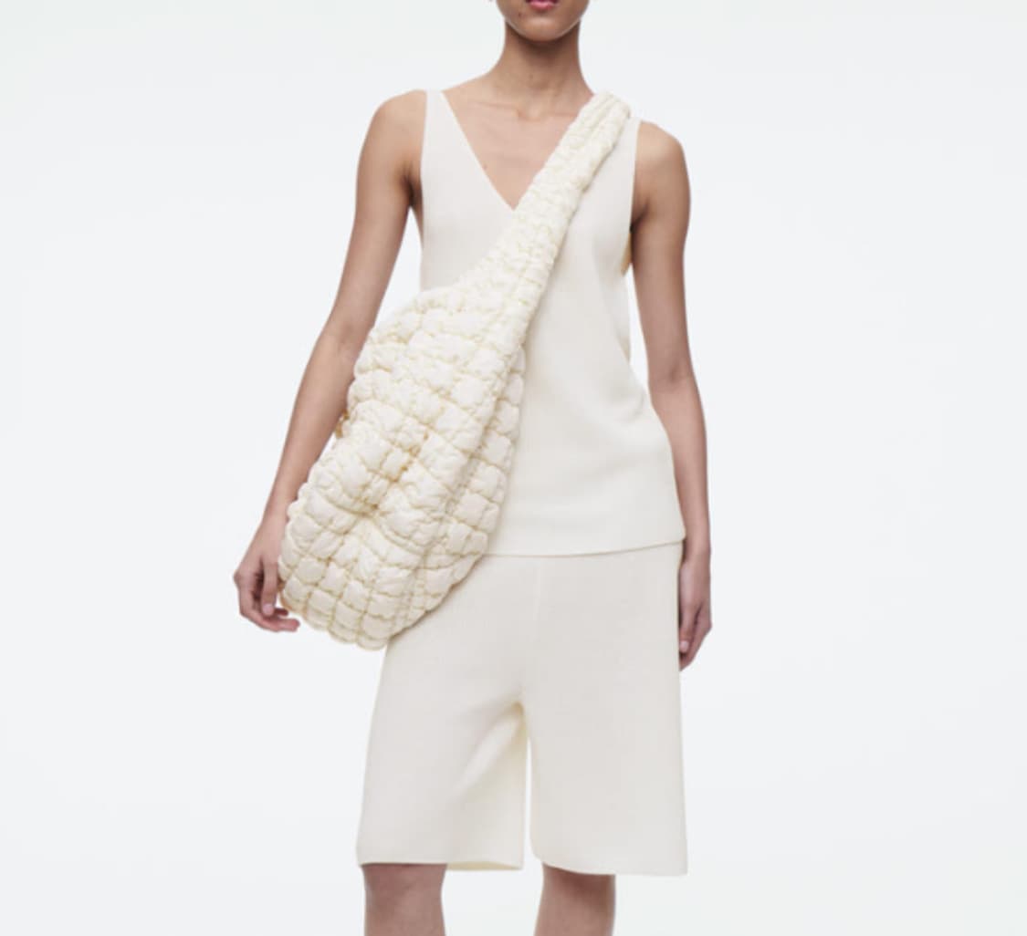 COS 구름백 퀼티드백 오버사이즈 크림 화이트 상품이미지4