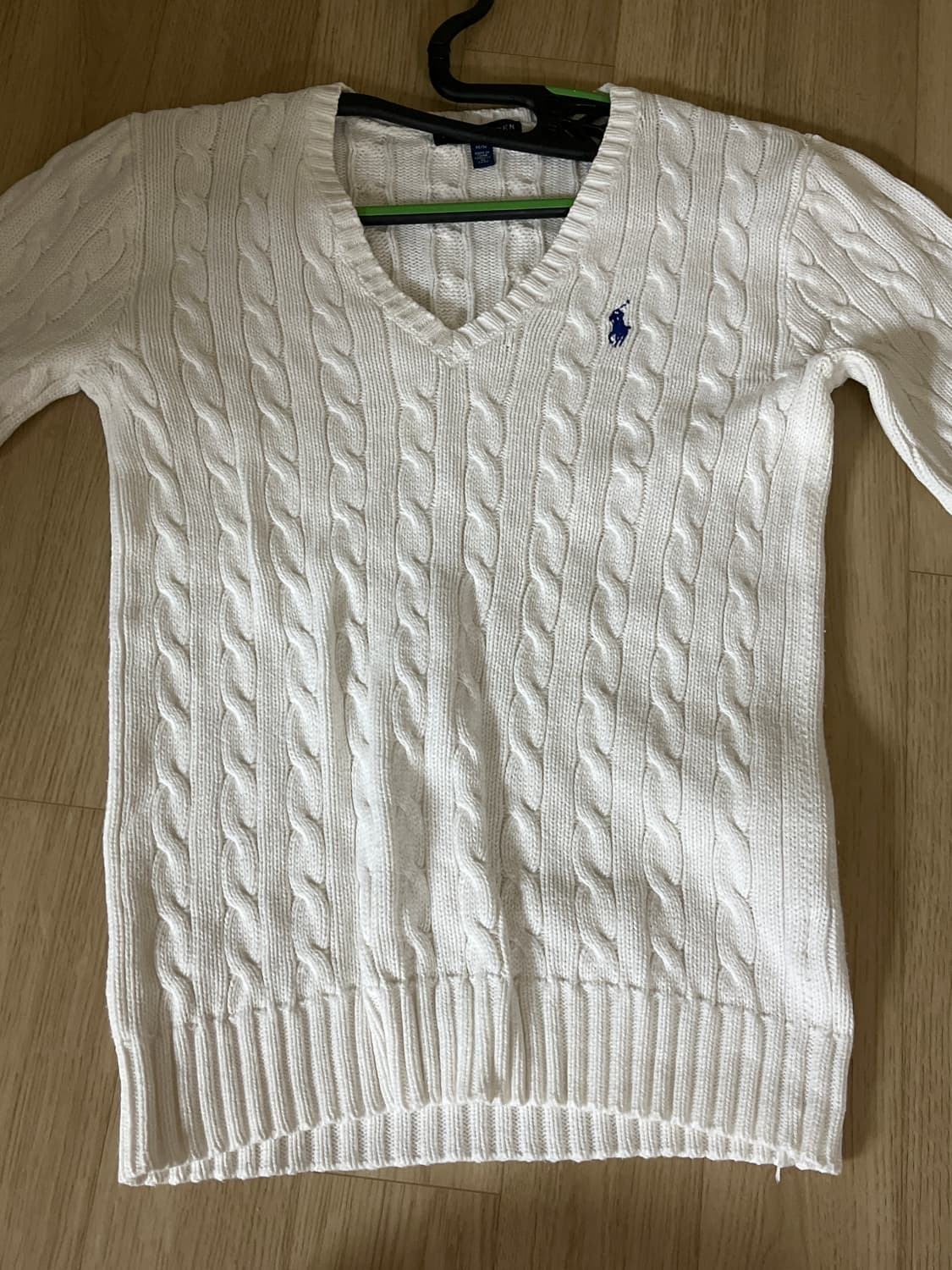 폴로 브이넥 니트 상품이미지1