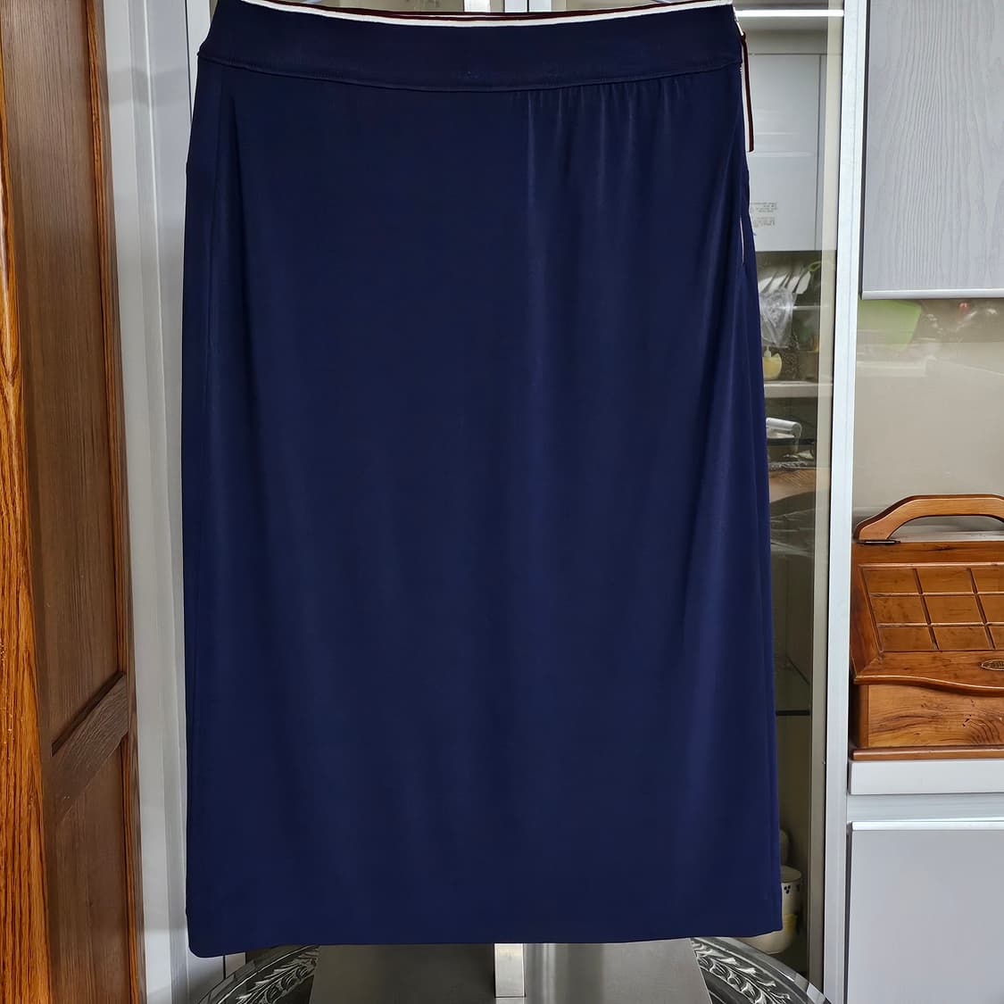 정품)르베이지(LEBEIGE) 네이비 여성 밴딩 미디 스커트 상품이미지3