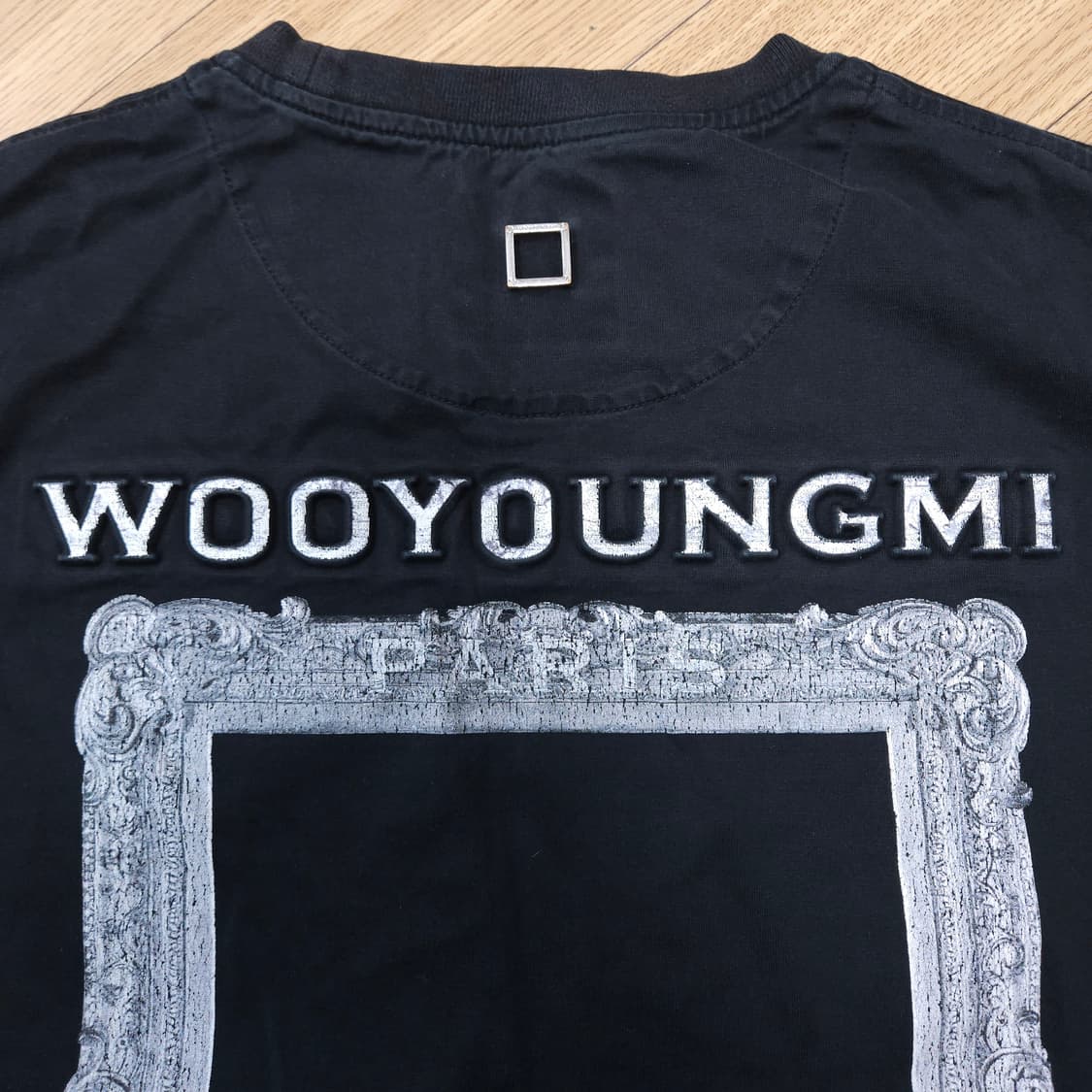 우영미 블랙 액자 프린팅 반팔 티셔츠 48 상품이미지2