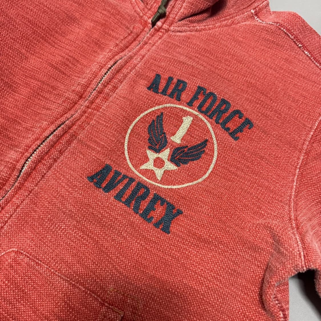 아비렉스(AVIREX) 브릭레드 워시드 코튼 자수로고 하이넥 집업 자켓 상품이미지5