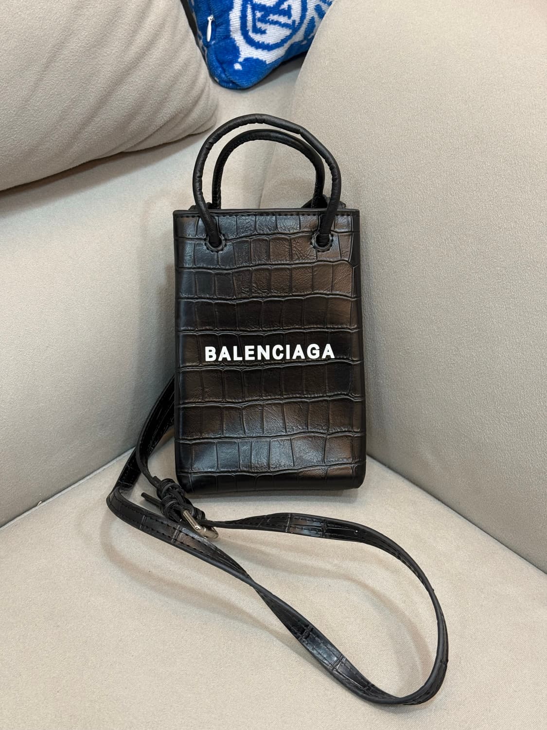 발렌시아가 크로커다일 숄더 폰홀더백 상품이미지1