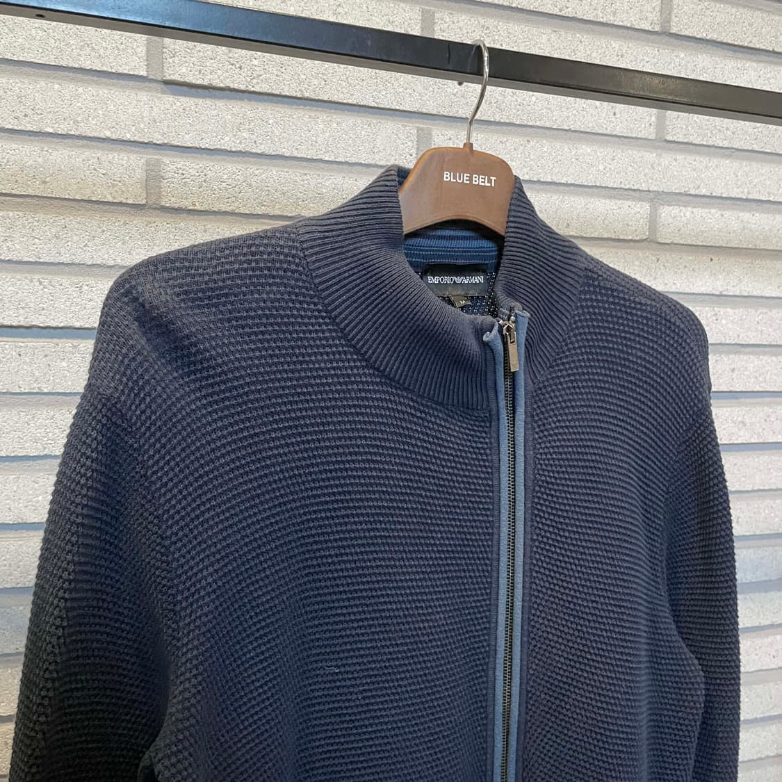 엠포리오 아르마니 니트 집업 자켓 사선 지퍼 와플 텍스처 디테일 네이비 상품이미지4