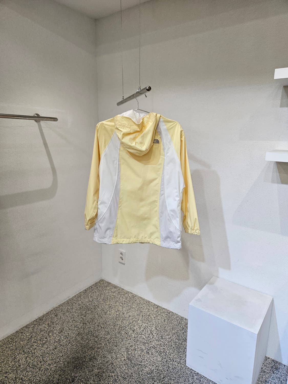 노스페이스 경량 바람막이 자켓 상품이미지2