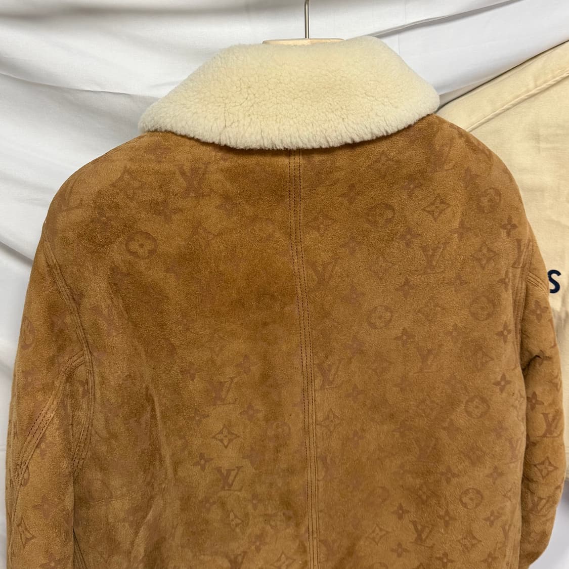 [S+급/48] 루이비통 시어링 엠보스드 모노그램 스웨이드 무스탕 자켓 상품이미지6