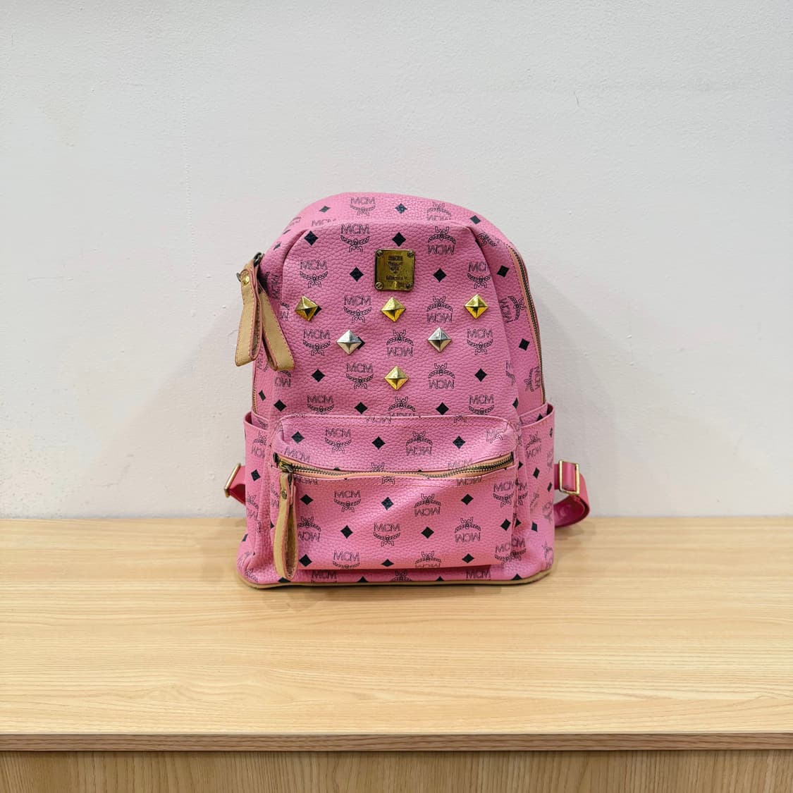 MCM 미니 백팩 모노그램 패턴 스터드 지퍼 포켓 디테일 핑크 상품이미지1