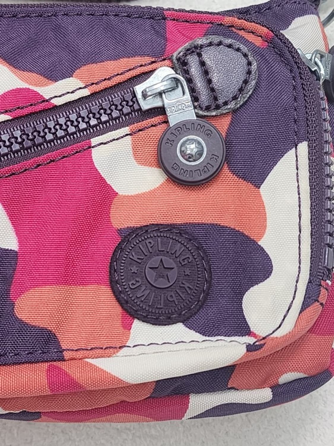 KIPLING 미니 카모플라쥬 크로스백 상품이미지2