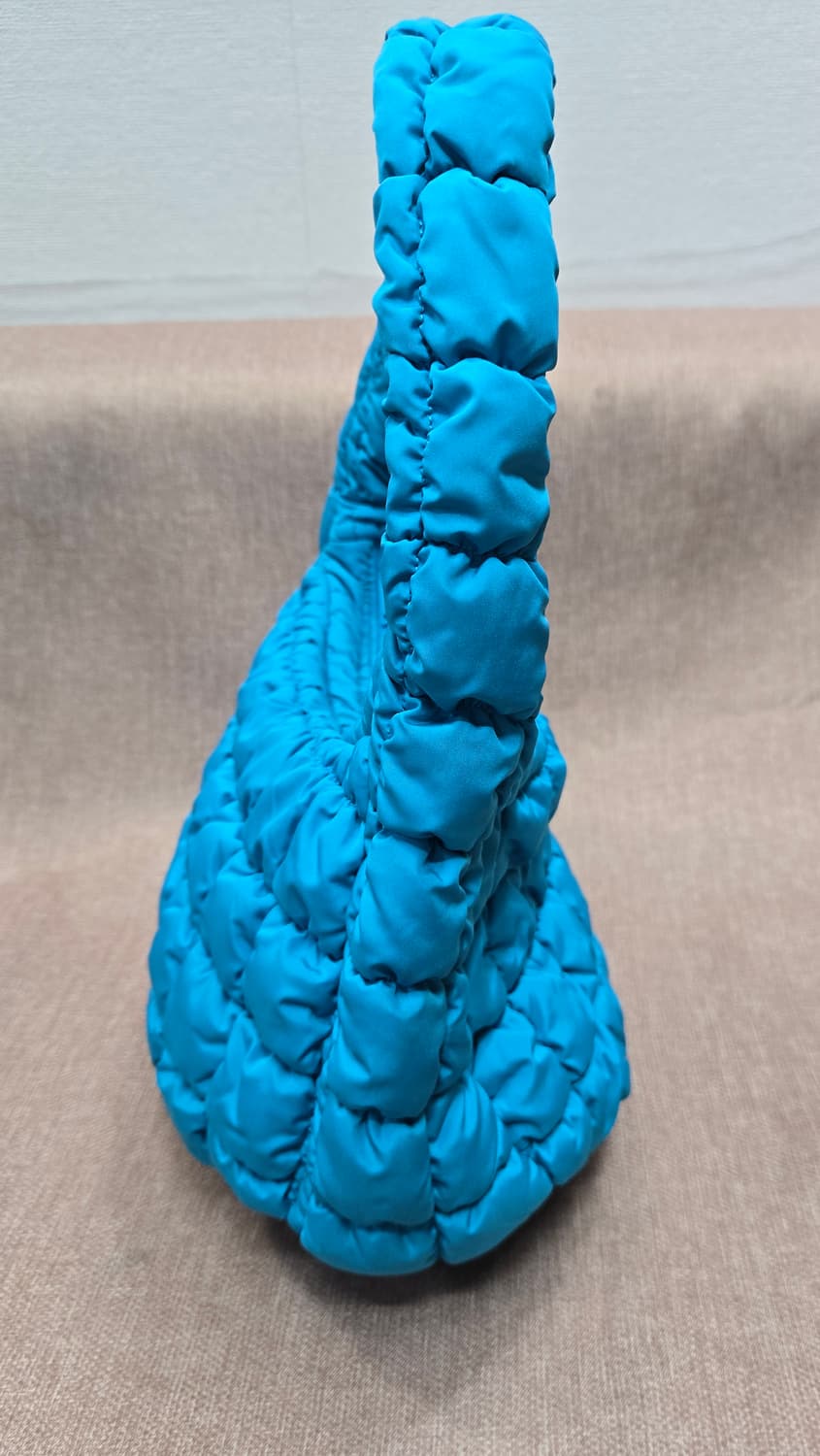 코스 퀼티드 미니백 구름빵 터콰이즈 블루 상품이미지4