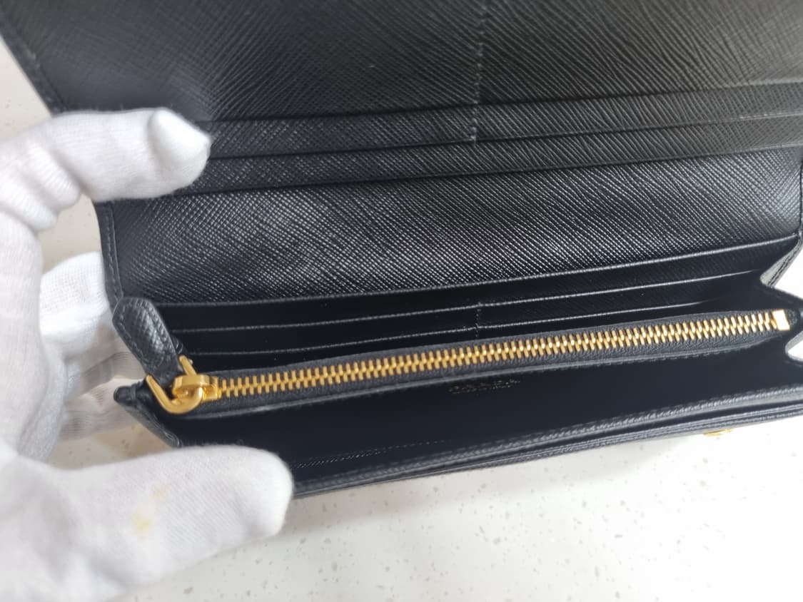 프라다 사피아노 레더 트라이앵글 로고 플랩 장지갑 블랙 상품이미지5