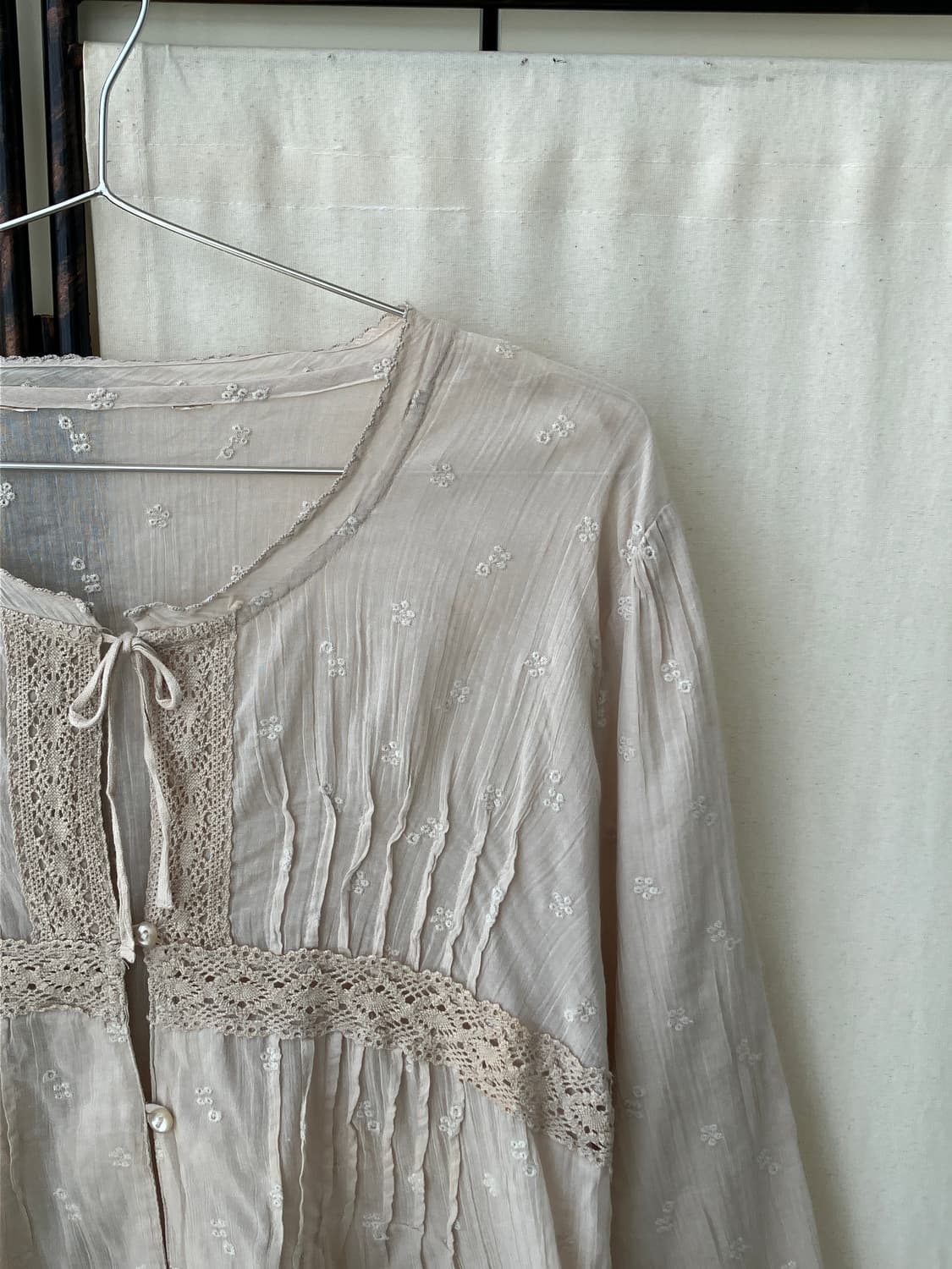 flower embroidery crochet pintuck blouse 상품이미지8