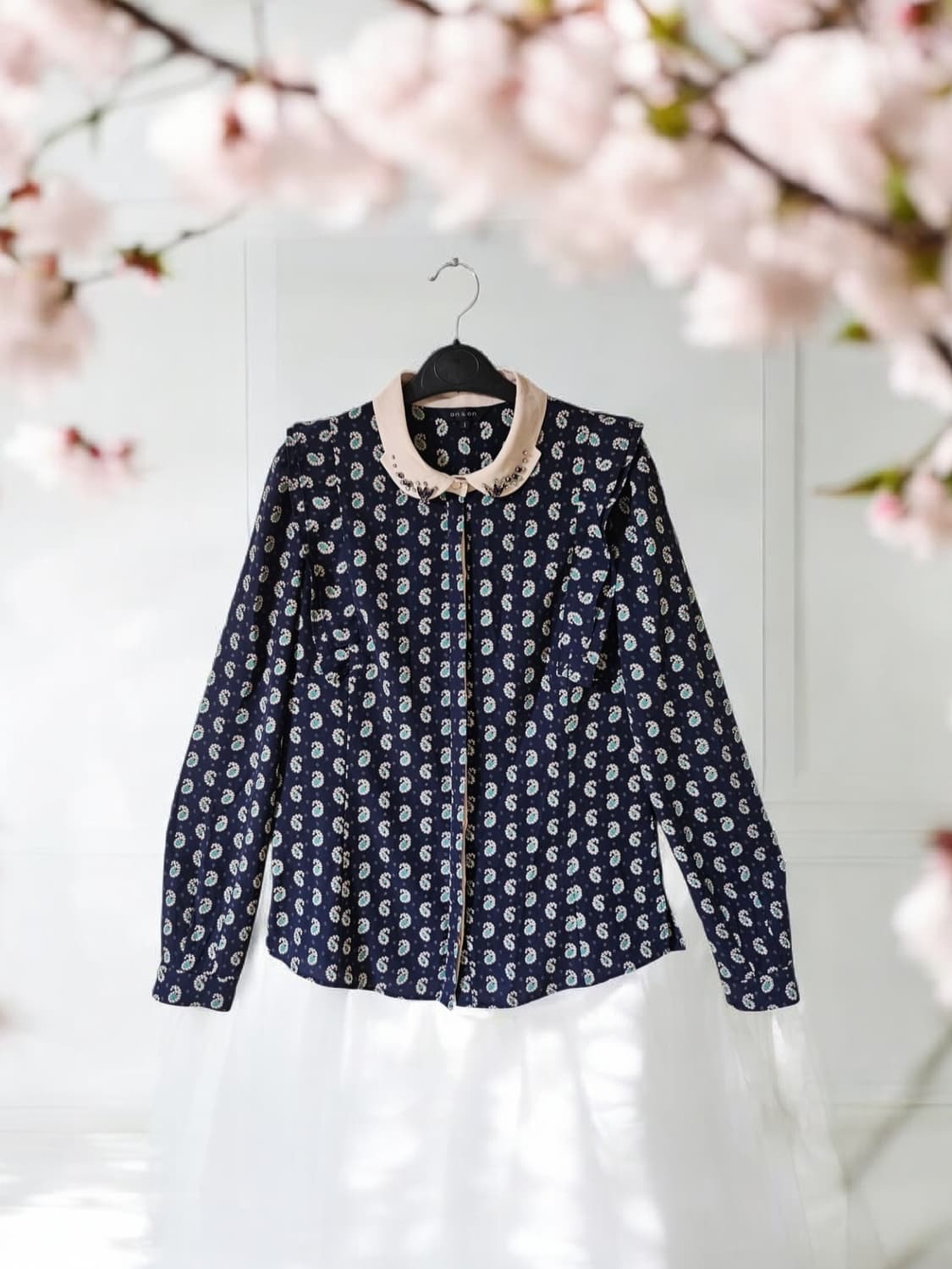 온앤온 on&on 스톤 배색 카라 패턴 블라우스 55 상품이미지1