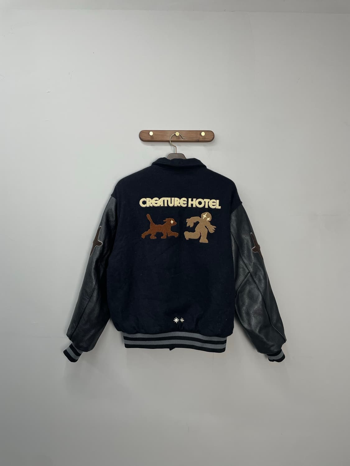 크리처 호텔 블랙 바시티 자켓 H1002 상품이미지7