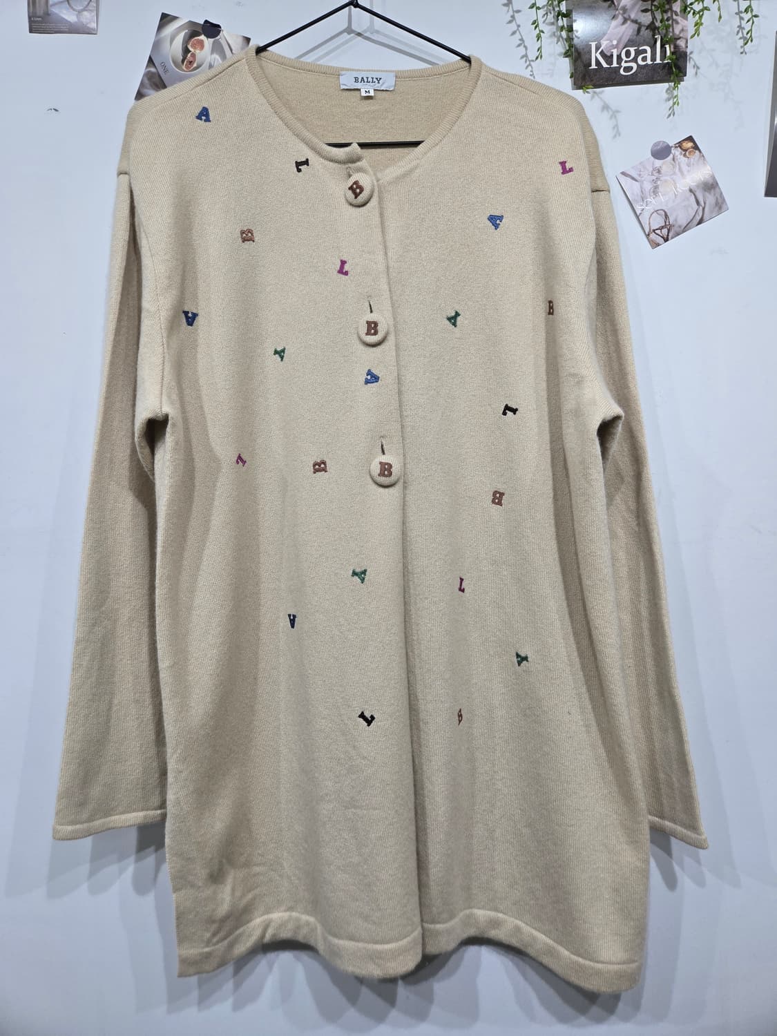발리 알파벳 자수 베이지색 가디건 상품이미지3