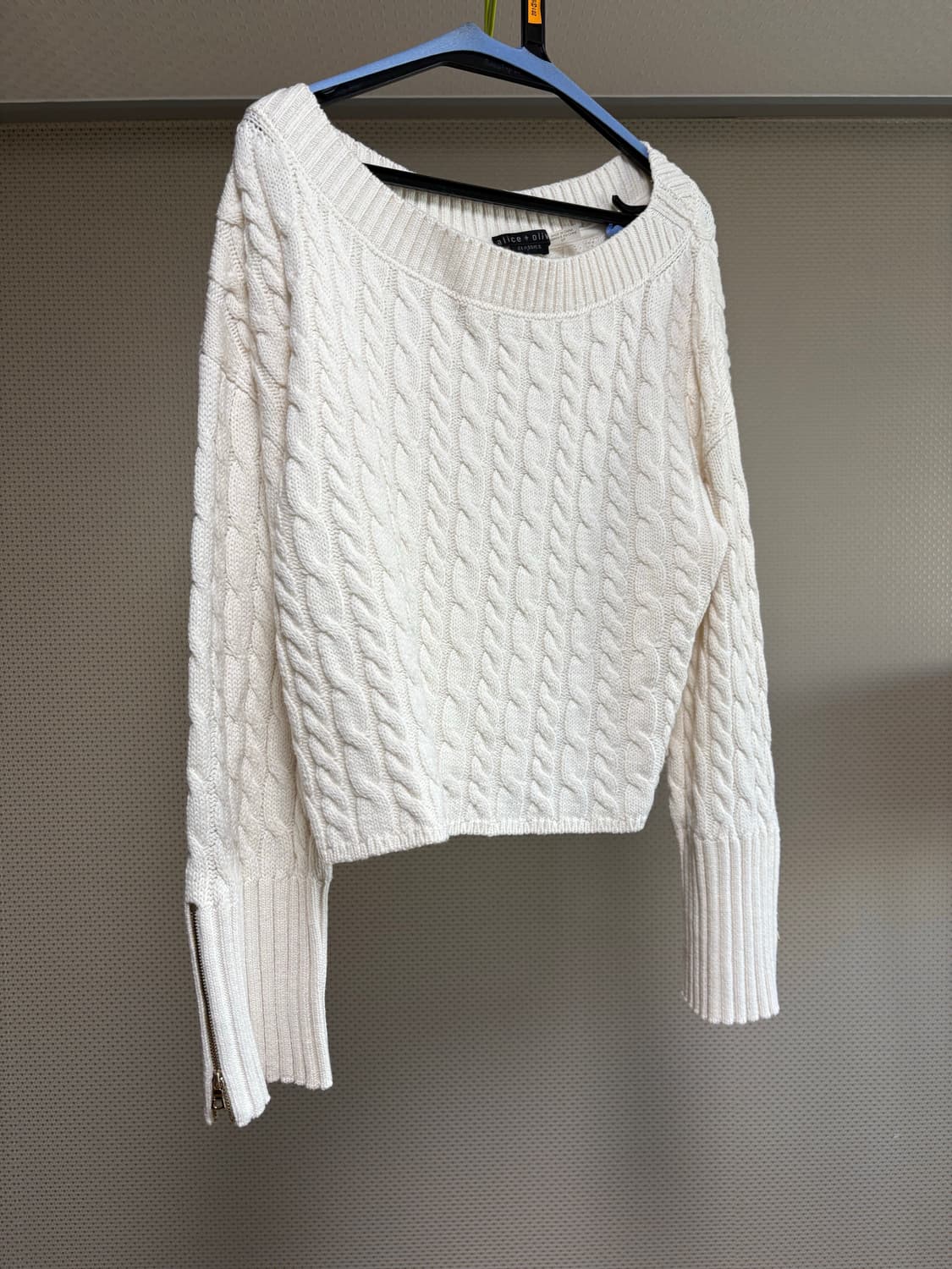 [상태좋음]ALICE + OLIVIA 아이보리 오프숄더 니트 S 상품이미지6