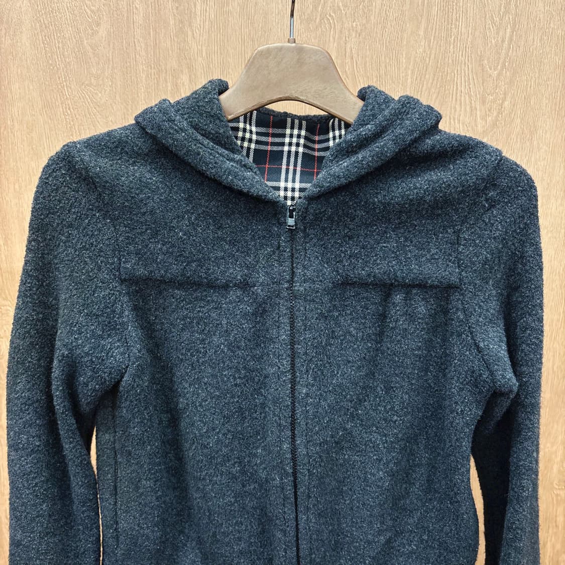 버버리 블루 라벨 후드넥 플리스 집업 로고 탭 디테일 레귤러핏 차콜 상품이미지4