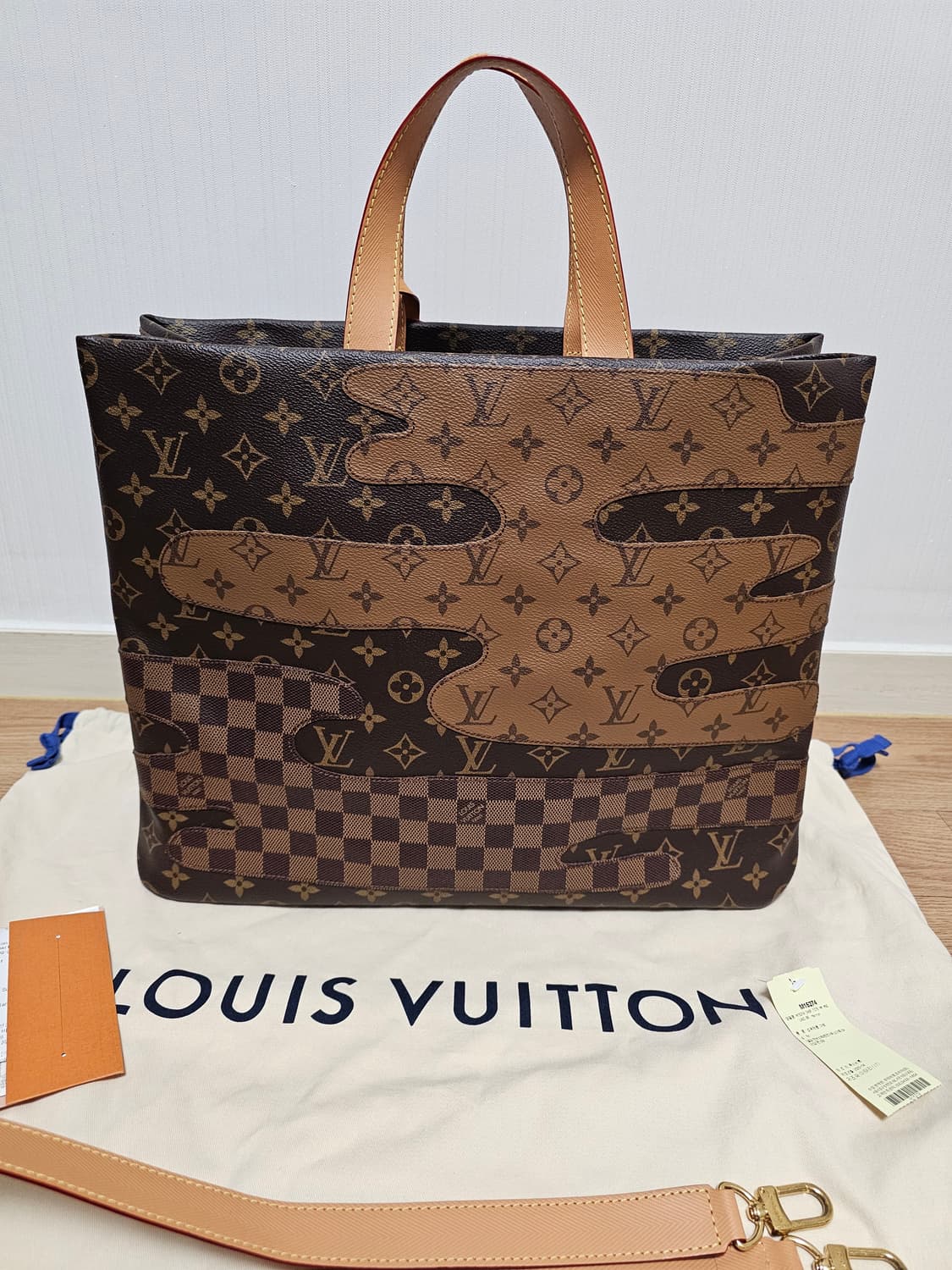 루이비통 니고x퍼렐 한정판 쇼퍼 토트백MM 크로스백 상품이미지6