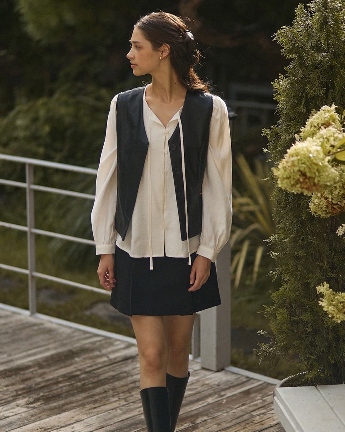 Two pintuck hidden button leather vest 상품이미지2