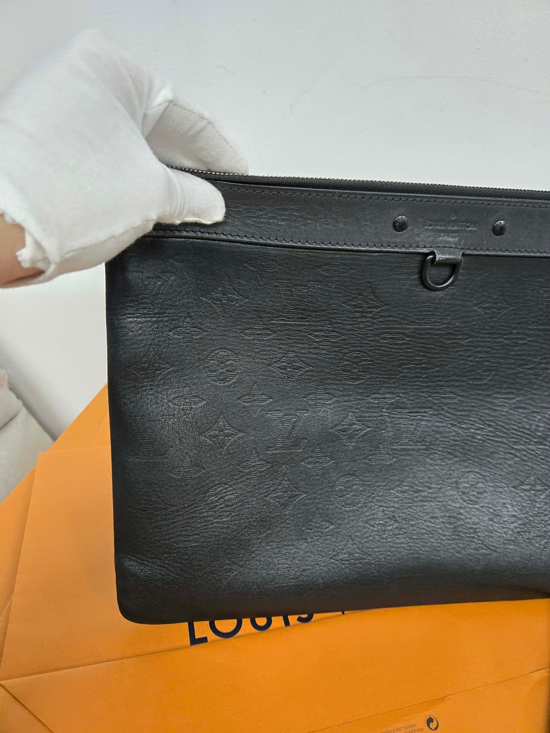 [보증서 정품] 루이비통 쉐도우 포쉐트 클러치백 상품이미지3