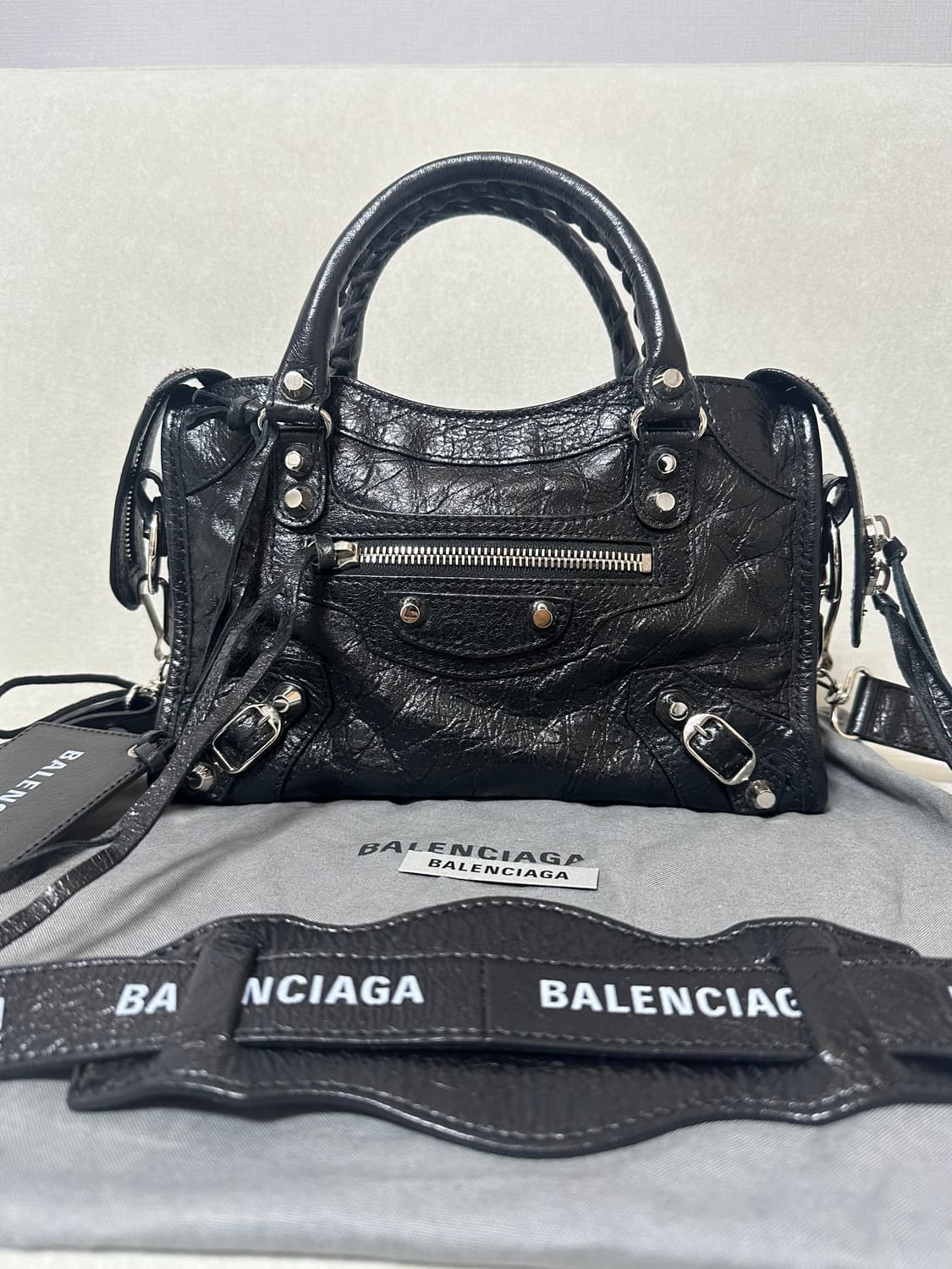 [SA 정품] 발렌시아가 로고스트랩 시티 모터백 블랙 상품이미지2