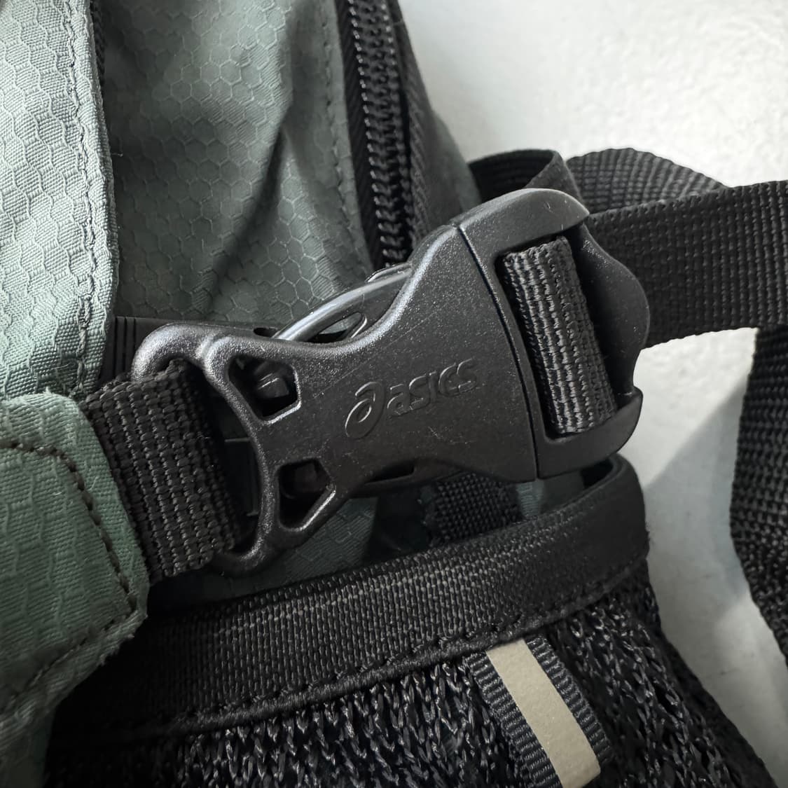 아식스 00s 고프코어 카키 테크니컬 백팩 상품이미지6
