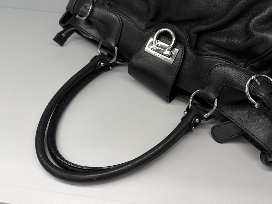 페라가모 간치니 락 소프트 카프스킨 숄더백 상품이미지6