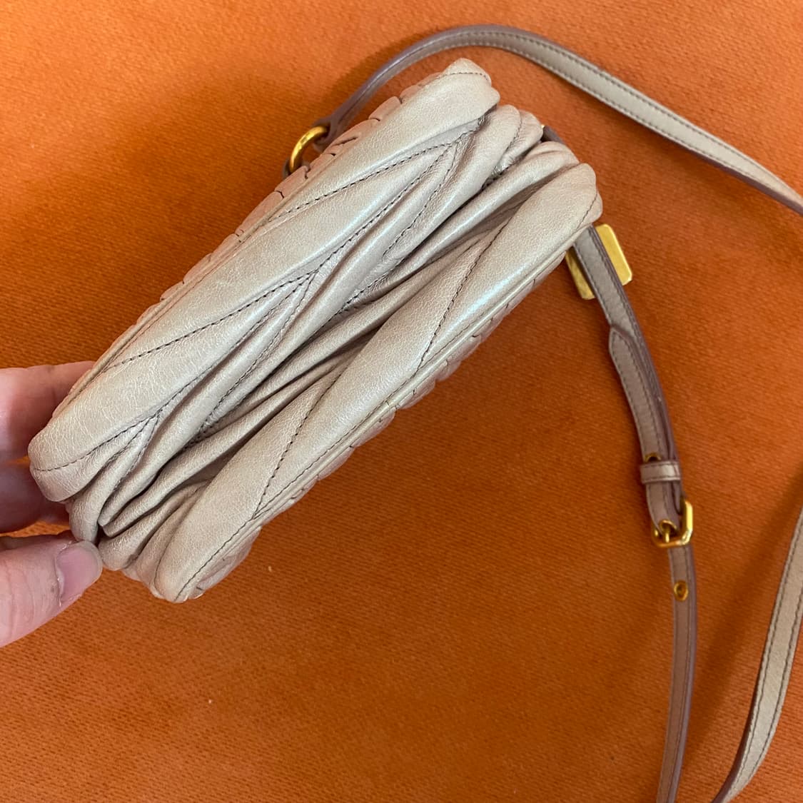 미우미우 마테라쎄 미니 크로스백 상품이미지3