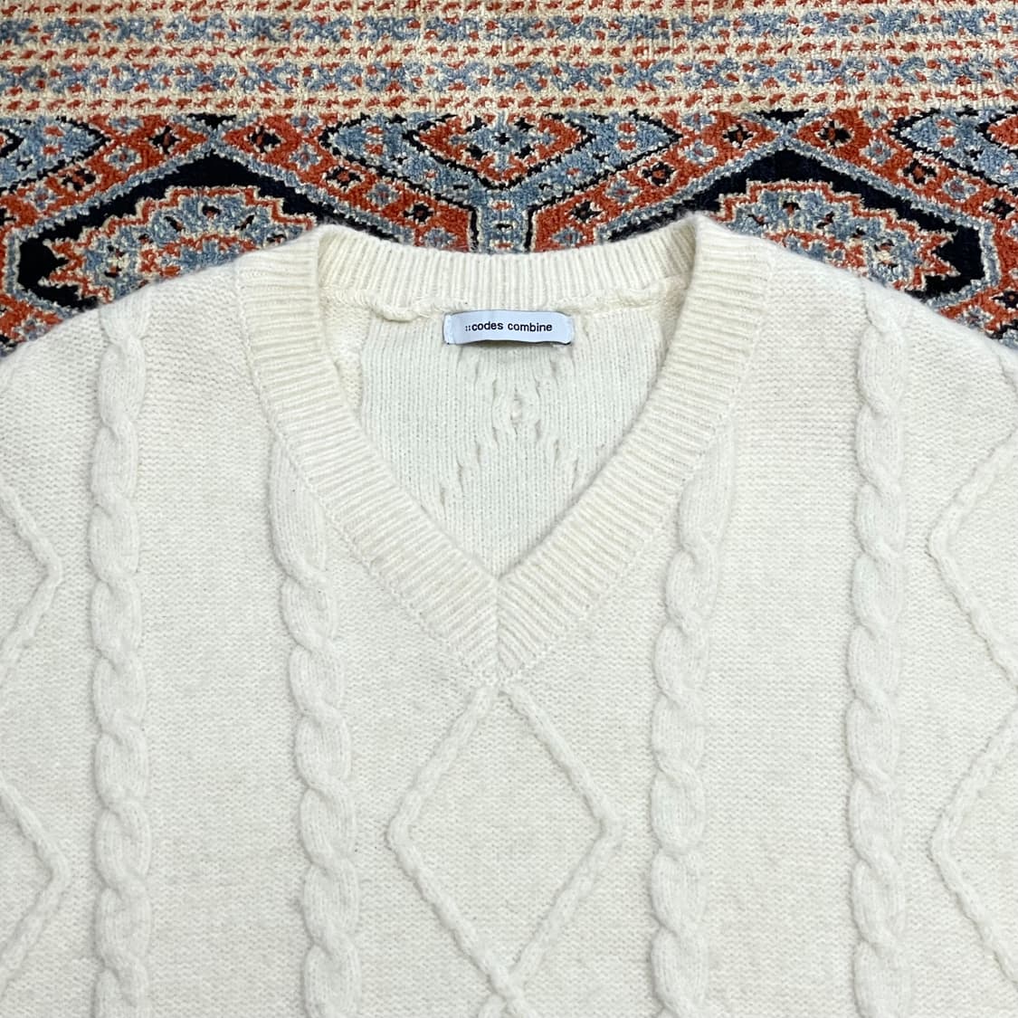 코데즈컴바인 아이보리 피셔맨 브이넥 부클니트 여성FREE 상품이미지2