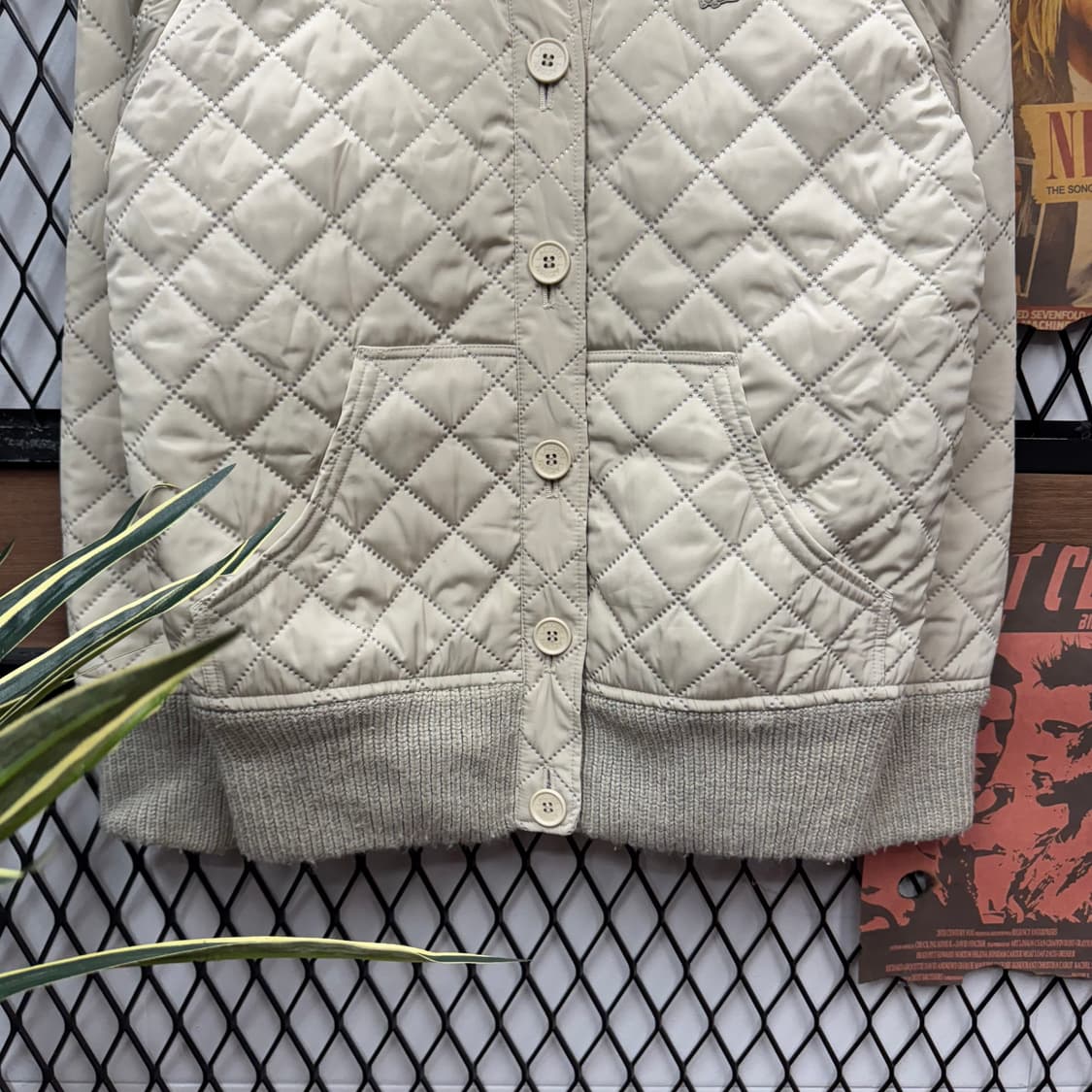 라코스테 퀄팅 패딩 점퍼 니트 카라 하이넥 버튼업 디테일 크림베이지 상품이미지4