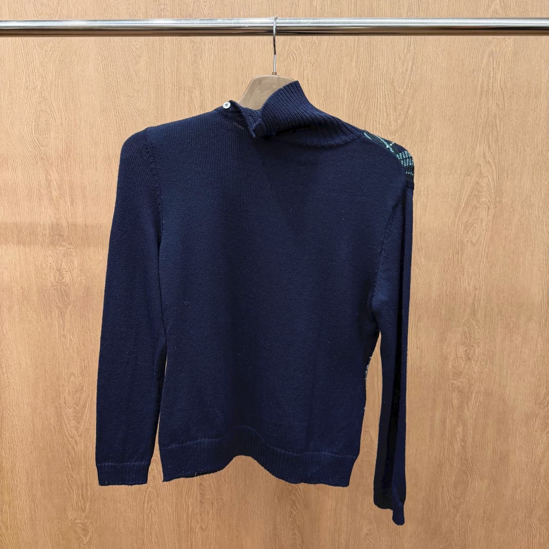 아쿠아스큐텀 하프넥 긴팔 니트 타탄 체크 패턴 비대칭 버튼 디테일 네이비 상품이미지3