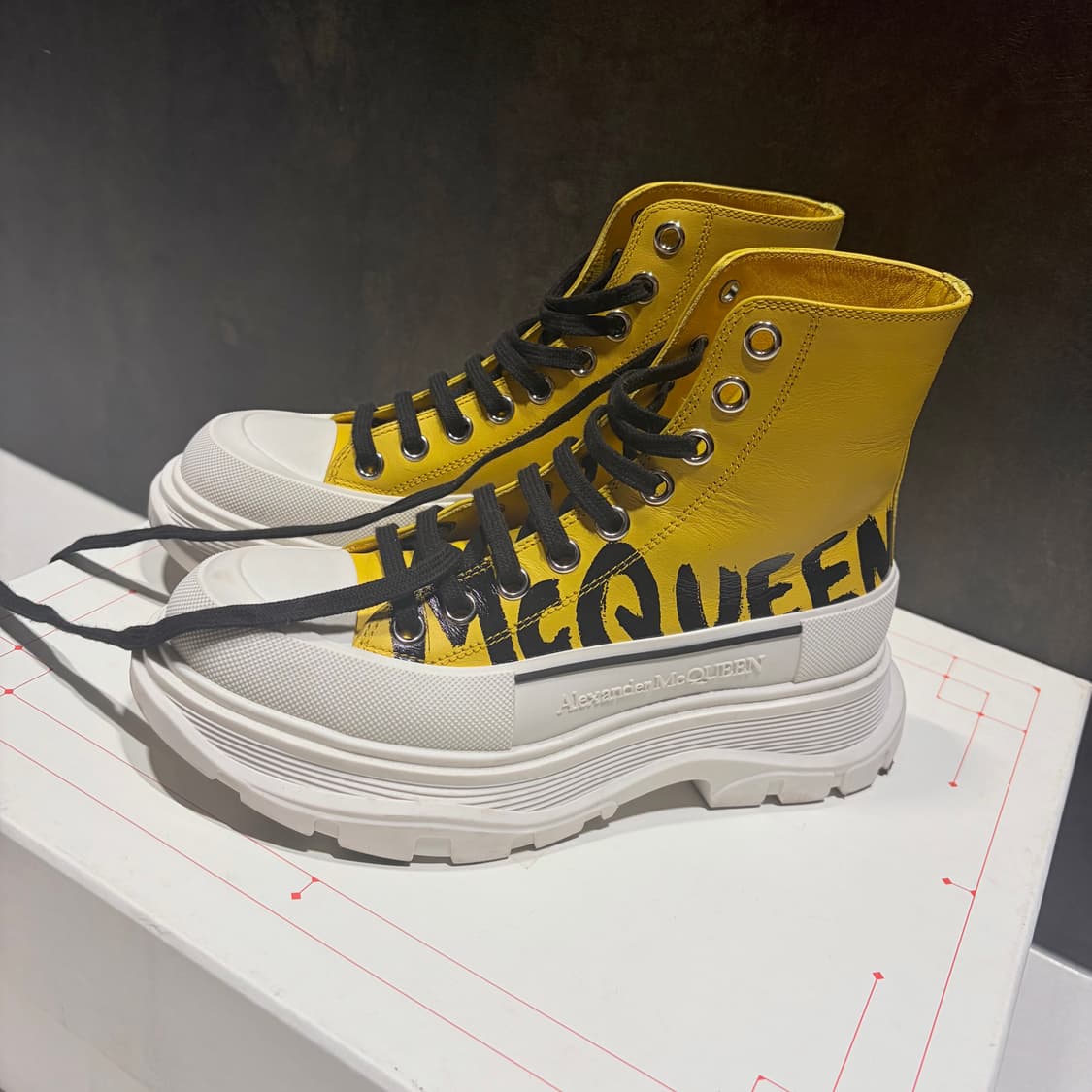 22fw mcqueen 옐로우 하이탑 상품이미지1