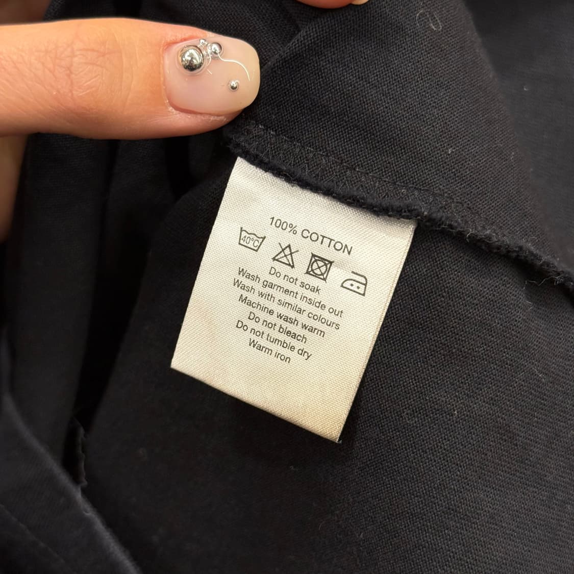 버버리 런던 브이넥 반팔 티셔츠 노바체크 숄더 디테일 자수 로고 블랙 상품이미지8