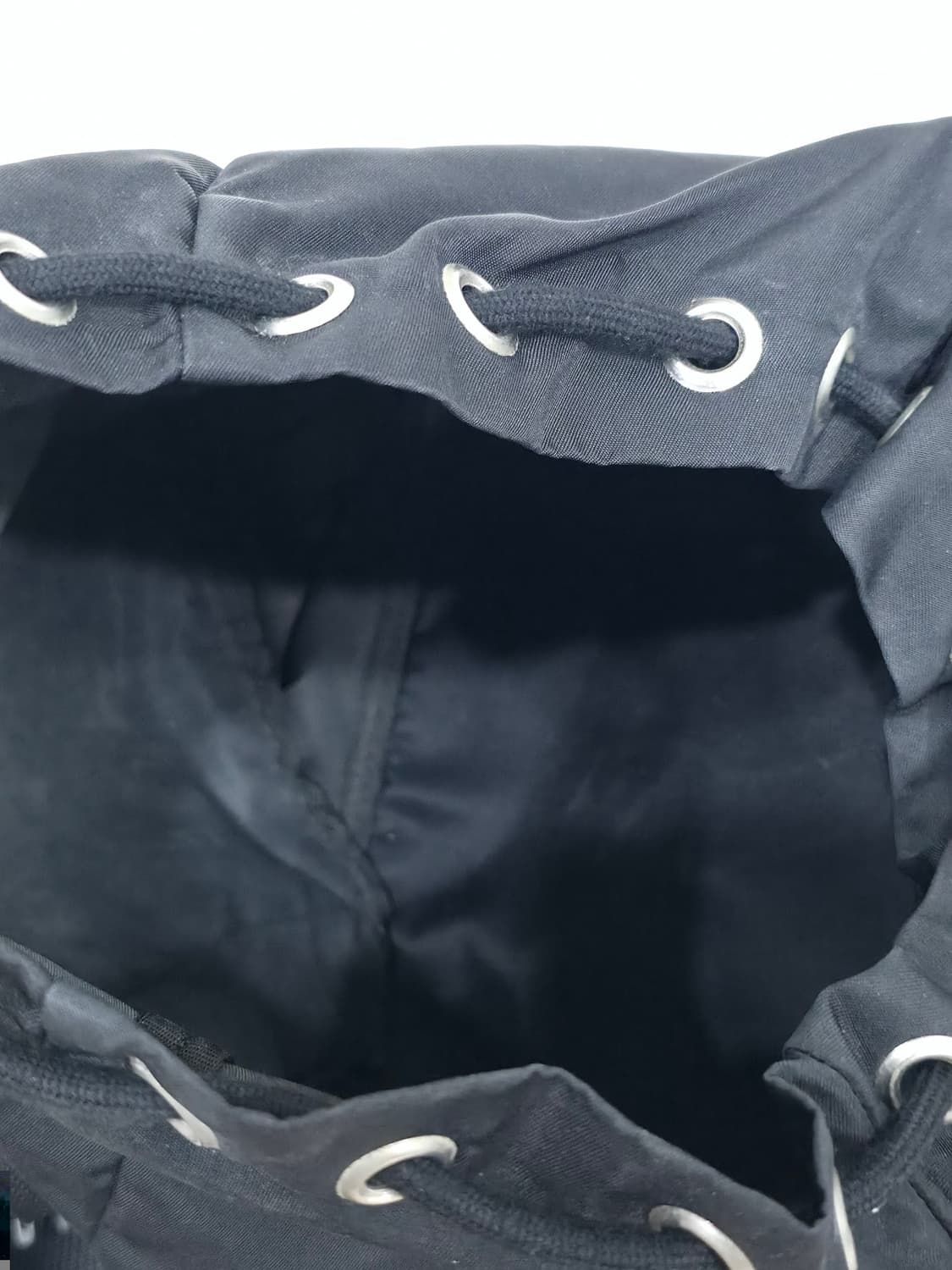 프라다 포코노 나일론 삼각플레이트 원포켓 백팩 (스몰) 상품이미지8