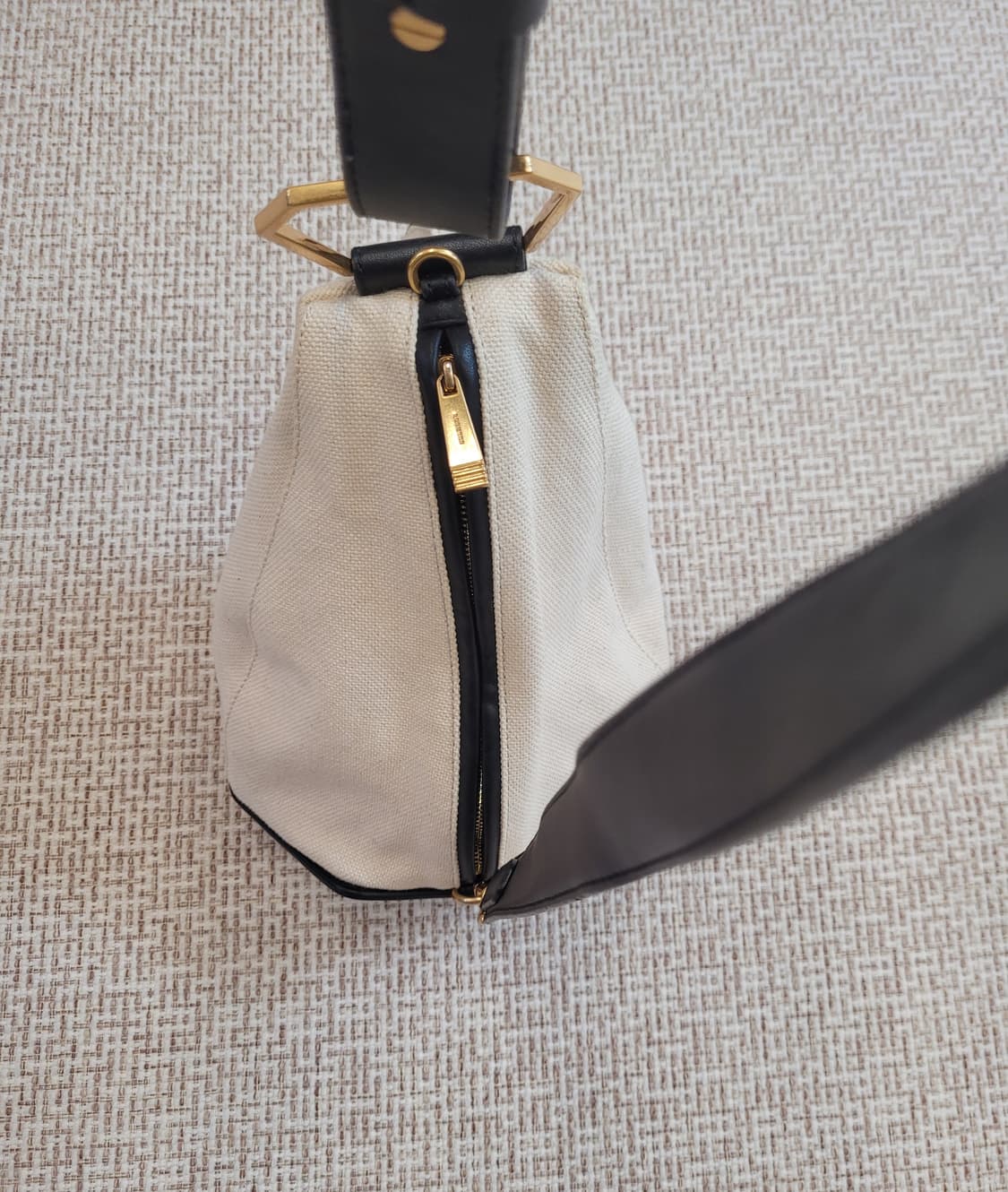 루에브르 삭드 트럼펫백 아이보리/블랙 상품이미지4