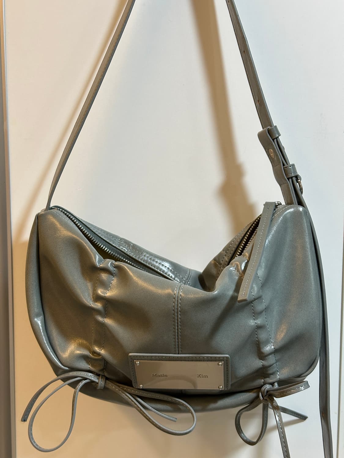 마뗑킴 하프 셔링 리본 라운드백 스모크블루 가방 상품이미지2