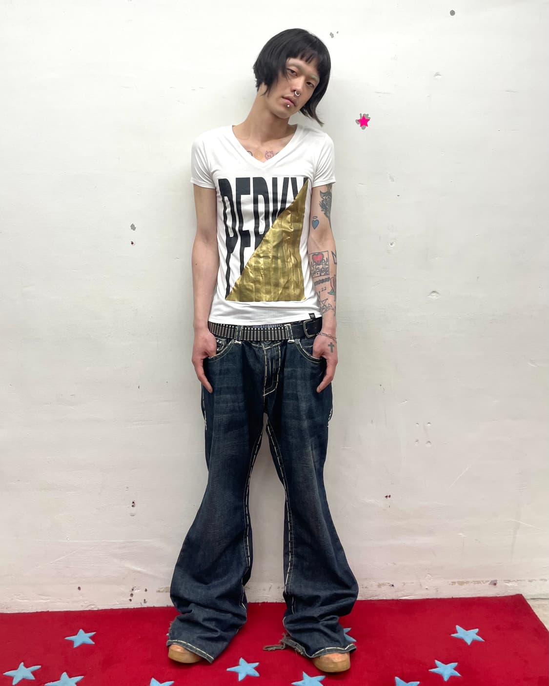 Gold triangle black lettering T-shirt 상품이미지4