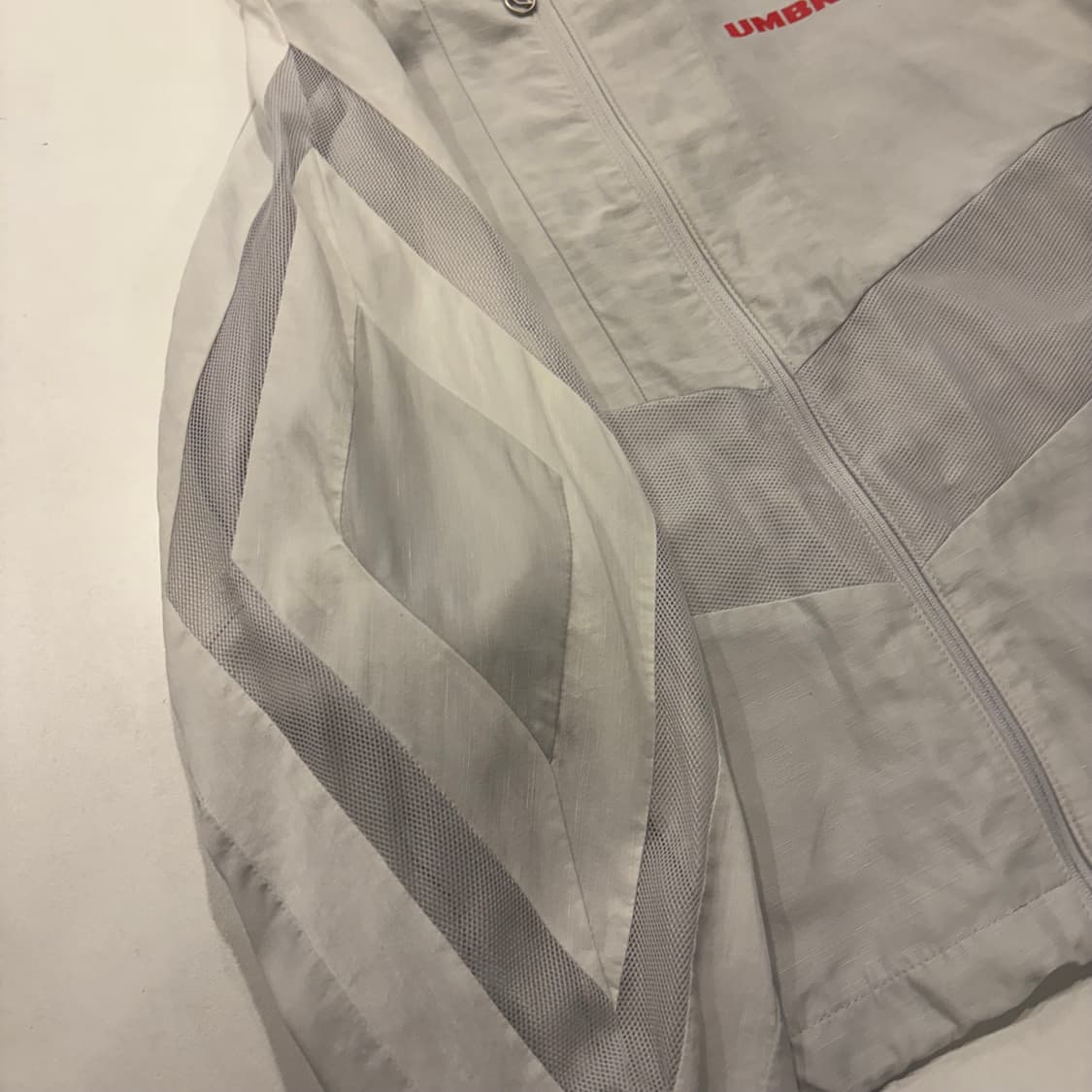 [85] 엄브로 매쉬 후드 바람막이 화이트 그레이 D515 상품이미지6