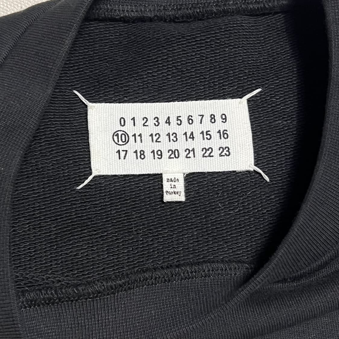 46 메종 마르지엘라 MM6 프린팅 블랙 맨투맨 상품이미지4