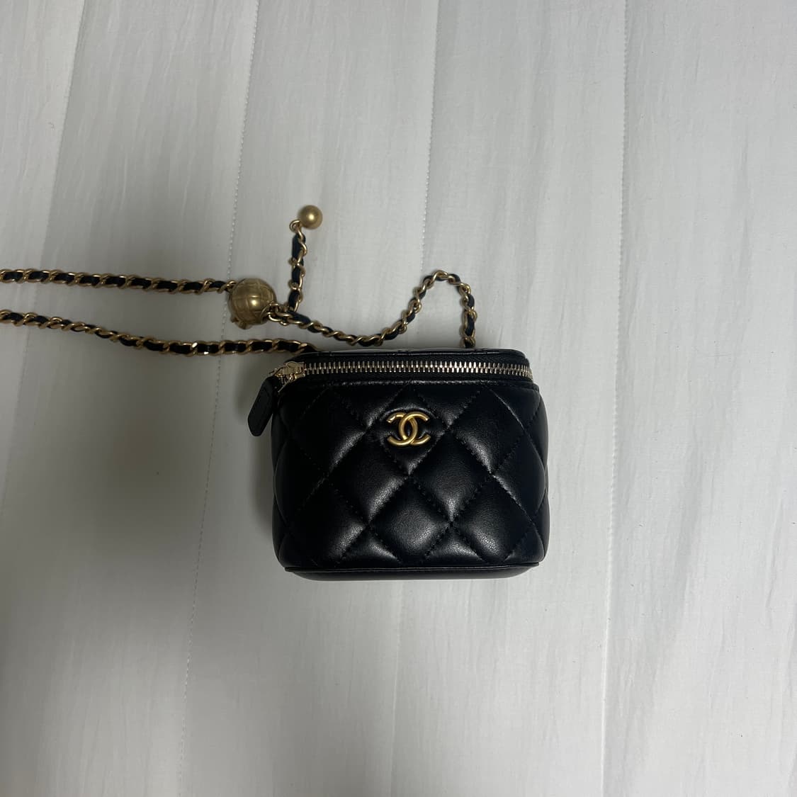샤넬 정사각 골드볼 베니티 31번대 램스킨 블랙 상품이미지2